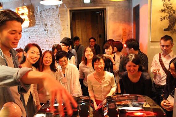 炊飯ジャーオープンを待ちかまえる