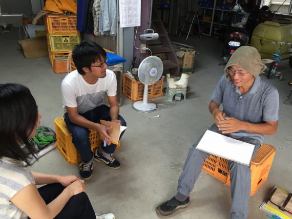 微生物が生きる土に触れる