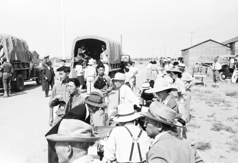 強制収容所に入所する人々